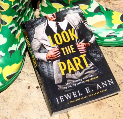 www.dgbookblog.com:look.the.part:jewel.ann.insta2